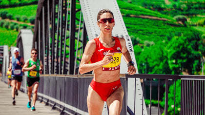 picture of a female jogger running ahead of two male joggers in a race.